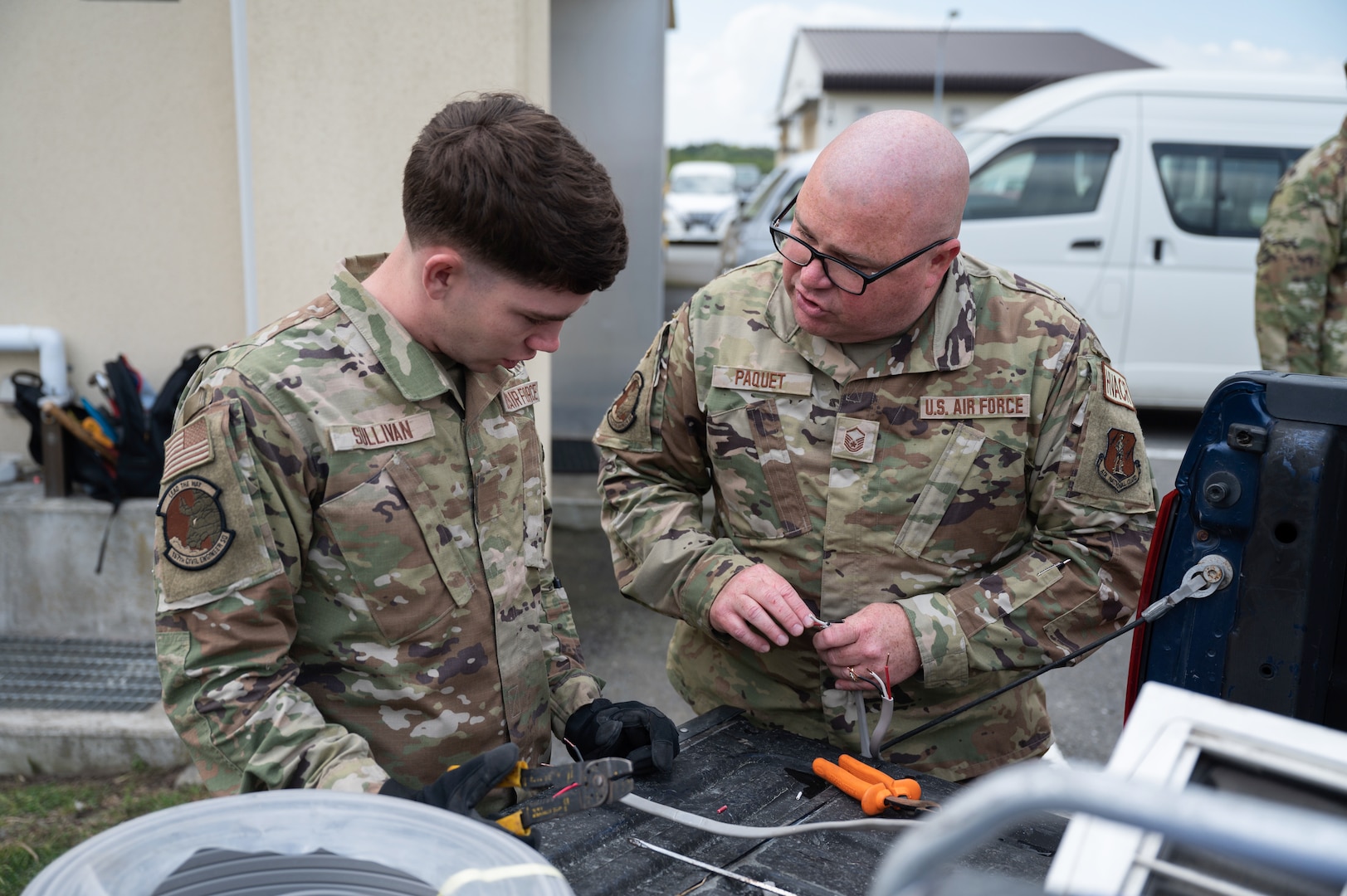 Civil engineers teach cutting methods on tubing