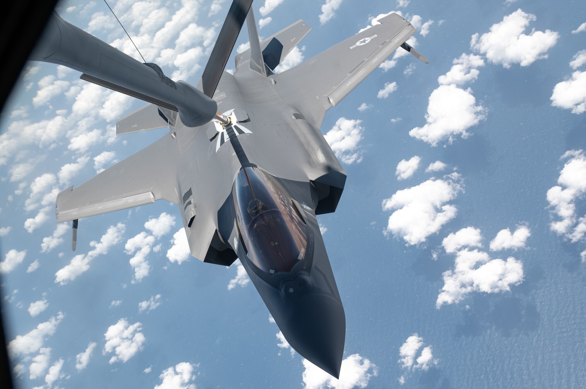 Jet receives fuel in-flight