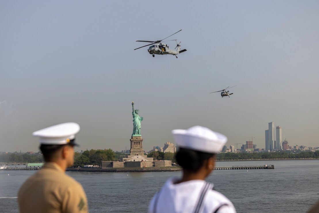 U.S. Marines and U.S. Navy Sailors with Special Purpose Marine Air-Ground Task Force – New York and Sailors with Wasp-Class Amphibious Assault Ship USS WASP (LHD-1), man the rails during the parade of ships as part of Fleet Week New York 2023 (FWNY 23), May 24, 2023. During FWNY 23 more than 3,000 service members from the Marine Corps, Navy and Coast Guard and our NATO allies from Great Britain, Italy and Canada are engaging in special events throughout New York City and the surrounding Tri-State Region, showcasing the latest capabilities of today’s maritime services and connecting with citizens. FWNY events include free public ship tours, military static displays, and live band performances and parades. (U.S. Marine Corps photo by Lance Cpl. Jessica J. Mazzamuto)