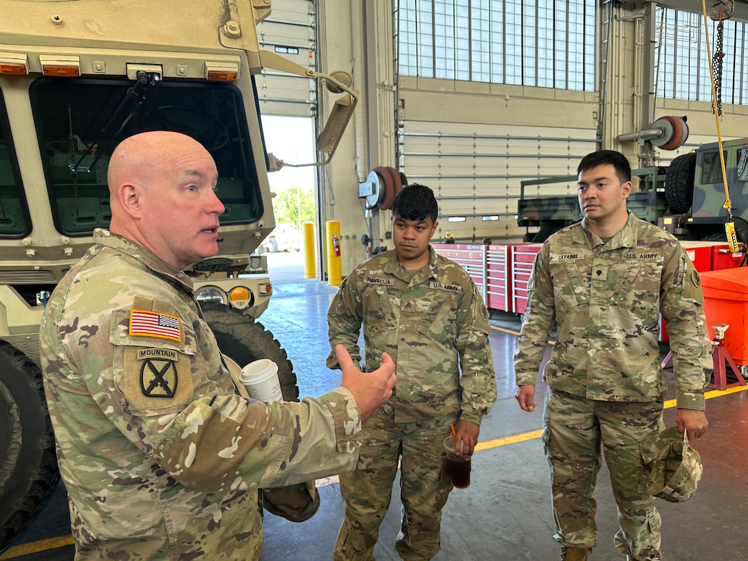 88th Readiness Division commander recognizes Soldiers at Army Reserve facility in Illinois