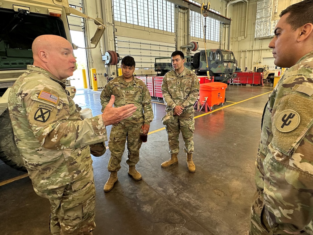 88th Readiness Division commander recognizes Soldiers at Army Reserve facility in Illinois