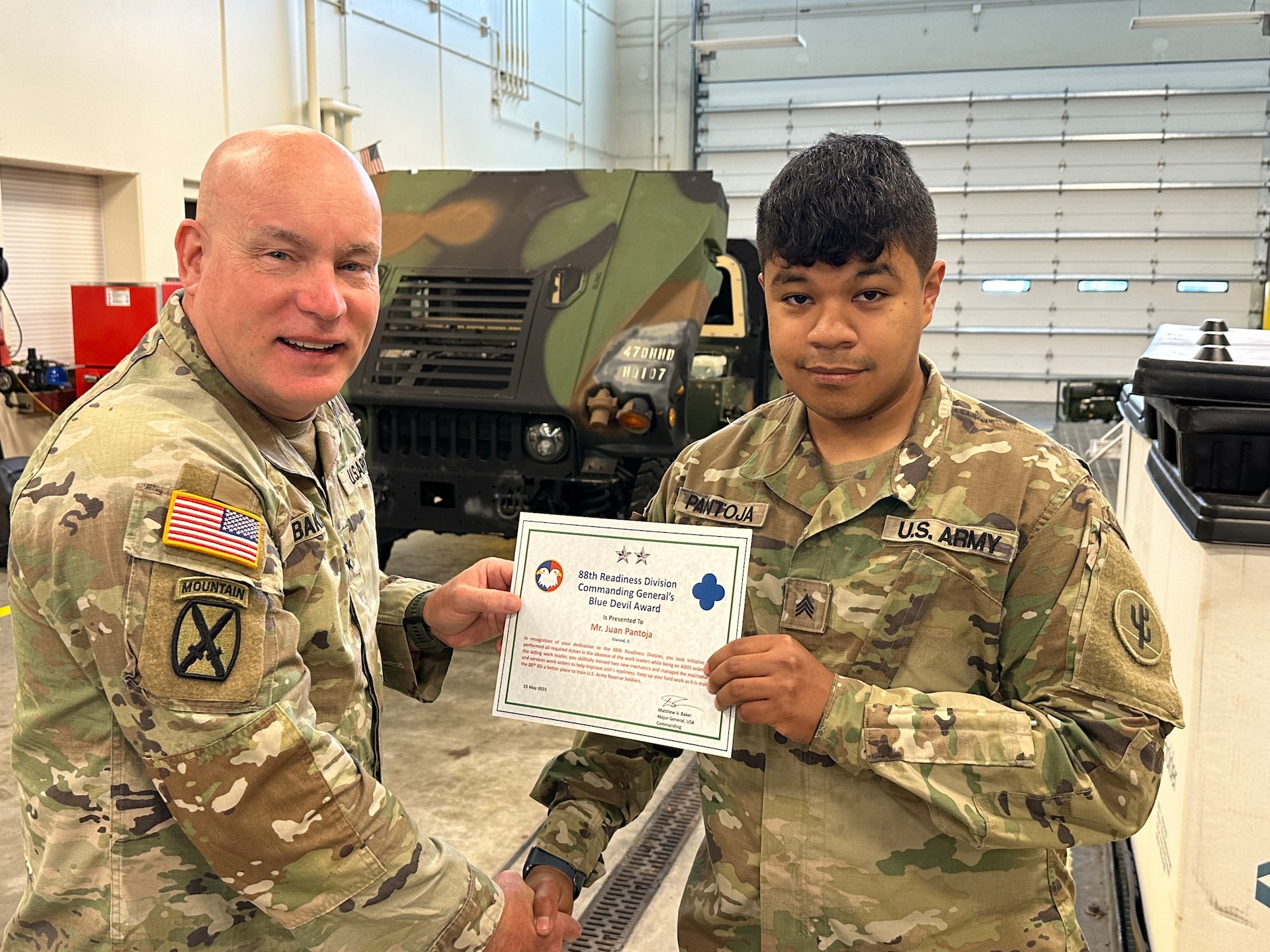 88th Readiness Division commander recognizes Soldiers at Army Reserve facility in Illinois