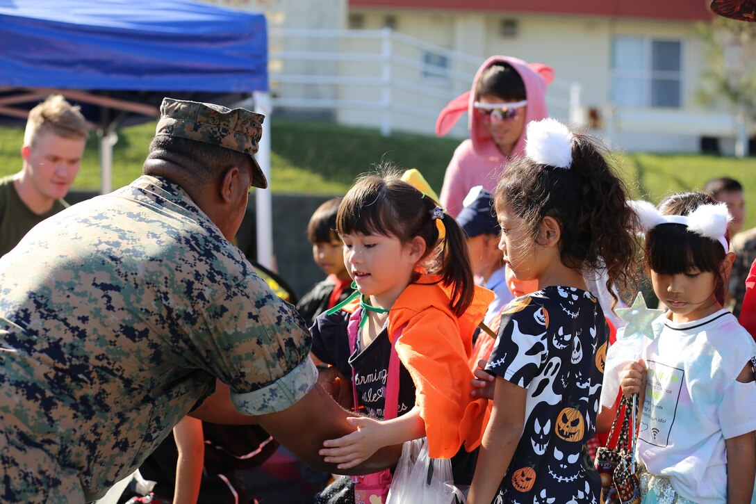 海兵隊キャンプ・ハンセンのUSO（米国慰問協会）で１０月２７日、ハンセンの地域交流活動で日頃から交流のあるこども園の園児３３０名ほどを招待し、ハロウィンイベントが’おこなわれました。
ハンセンに所属するたくさんの隊員たちがボランティアでイベントを盛り上げました。