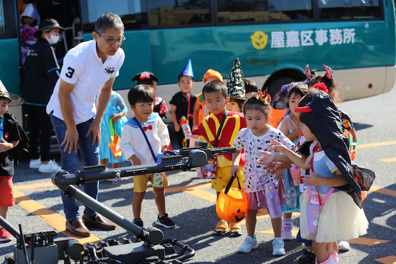 海兵隊キャンプ・ハンセンのUSO（米国慰問協会）で１０月２７日、ハンセンの地域交流活動で日頃から交流のあるこども園の園児３３０名ほどを招待し、ハロウィンイベントが’おこなわれました。
ハンセンに所属するたくさんの隊員たちがボランティアでイベントを盛り上げました。