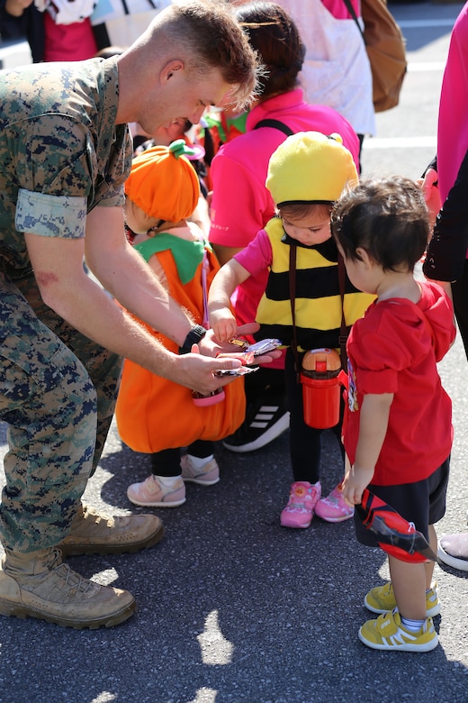 海兵隊キャンプ・ハンセンのUSO（米国慰問協会）で１０月２７日、ハンセンの地域交流活動で日頃から交流のあるこども園の園児３３０名ほどを招待し、ハロウィンイベントが’おこなわれました。
ハンセンに所属するたくさんの隊員たちがボランティアでイベントを盛り上げました。