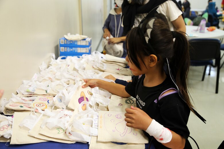 １０月２９日、海兵隊キャンプ・キンザーチャペルの駐車場に地元の小学生たちが招待され、トランク・オア・トリートに参加しました。
小学生たちは毎月キャンプ・キンザーSMPの地域交流イベントで交流のある児童センターの子供たちです。子供たちはチャペルのボランティアたちが準備した夕食を食べ、基地の子供たちと一緒にお菓子を貰いました。