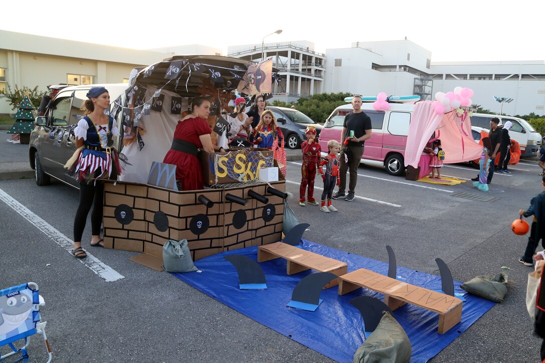 １０月２９日、海兵隊キャンプ・キンザーチャペルの駐車場に地元の小学生たちが招待され、トランク・オア・トリートに参加しました。
小学生たちは毎月キャンプ・キンザーSMPの地域交流イベントで交流のある児童センターの子供たちです。子供たちはチャペルのボランティアたちが準備した夕食を食べ、基地の子供たちと一緒にお菓子を貰いました。