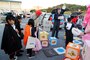 １０月２９日、海兵隊キャンプ・キンザーチャペルの駐車場に地元の小学生たちが招待され、トランク・オア・トリートに参加しました。
小学生たちは毎月キャンプ・キンザーSMPの地域交流イベントで交流のある児童センターの子供たちです。子供たちはチャペルのボランティアたちが準備した夕食を食べ、基地の子供たちと一緒にお菓子を貰いました。