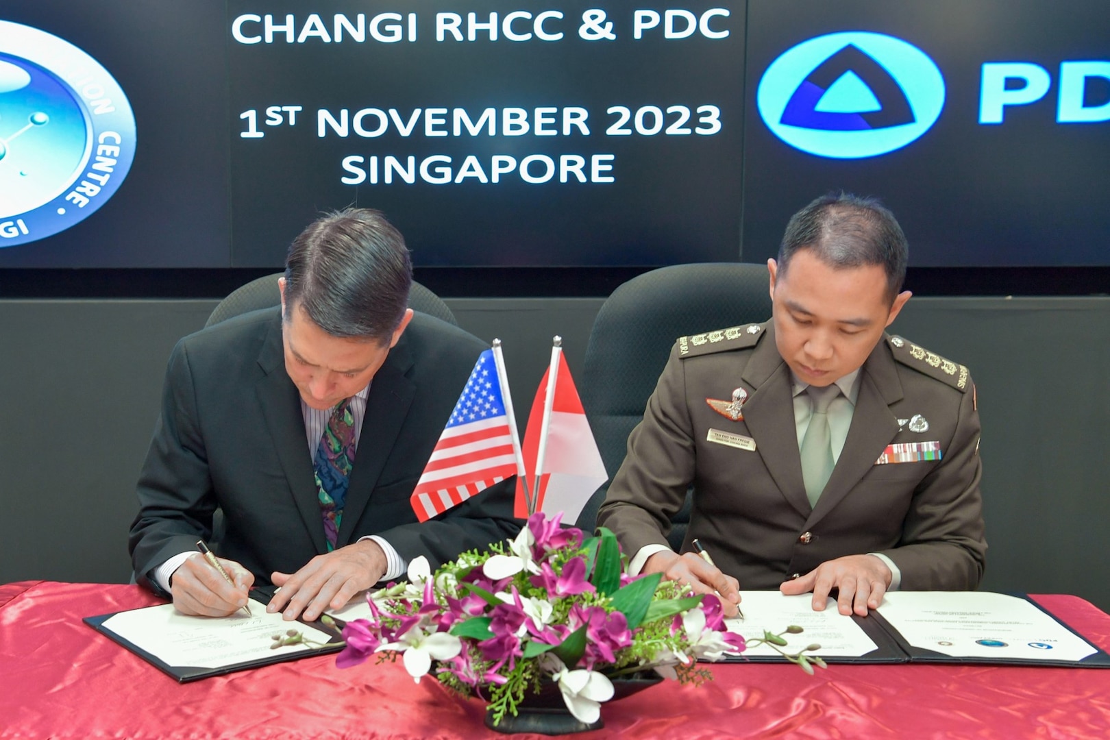 Director Changi RHCC, Colonel (COL) Fredie Tan, and Deputy Executive Director, Pacific Disaster Center (PDC), Mr Chris Chiesa, signing the Memorandum of Understanding (MOU) on the sidelines of Ex COORES 2023.