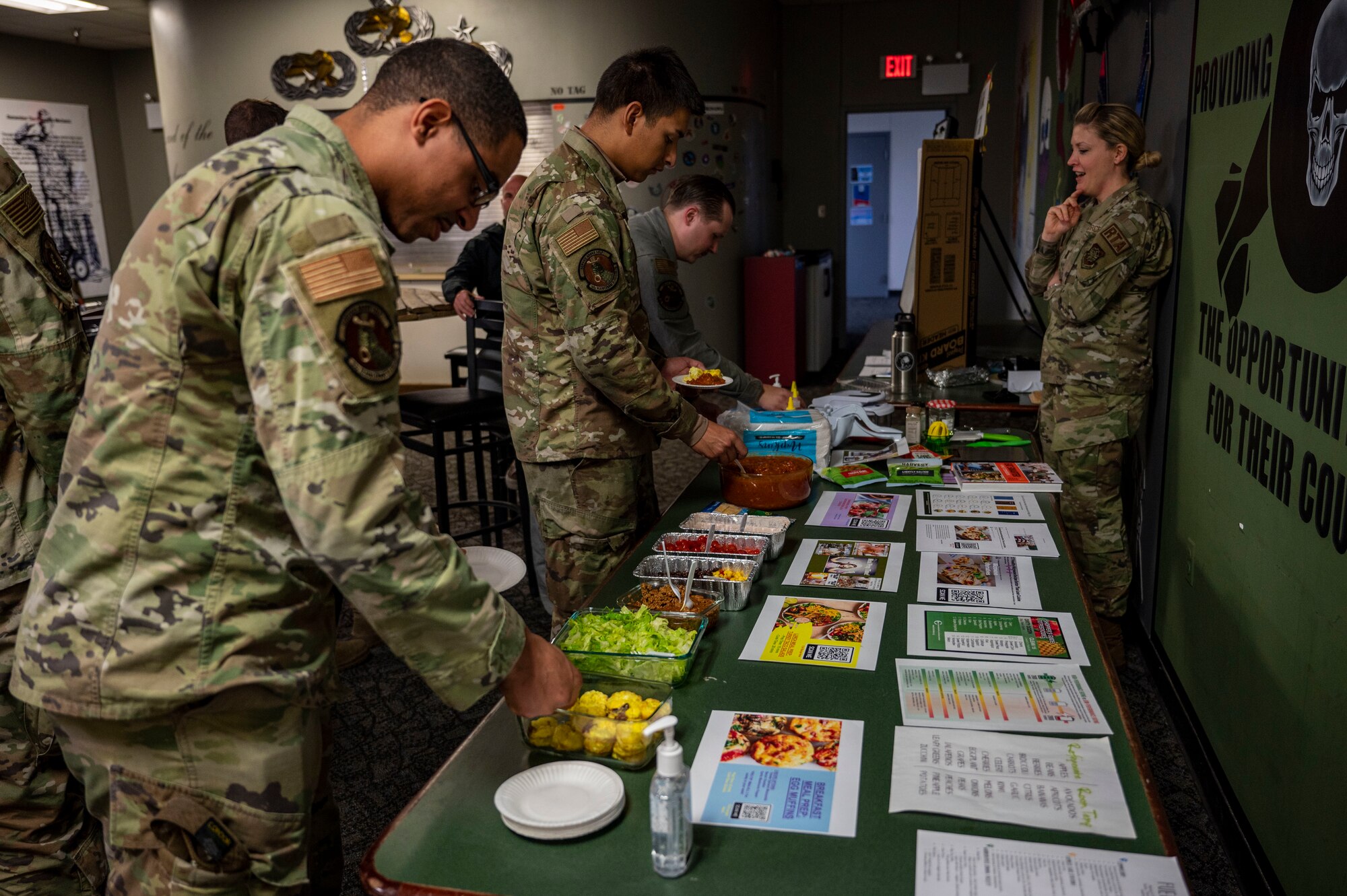 Airmen plate food for themselves.