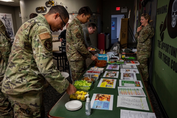 Airmen plate food for themselves.