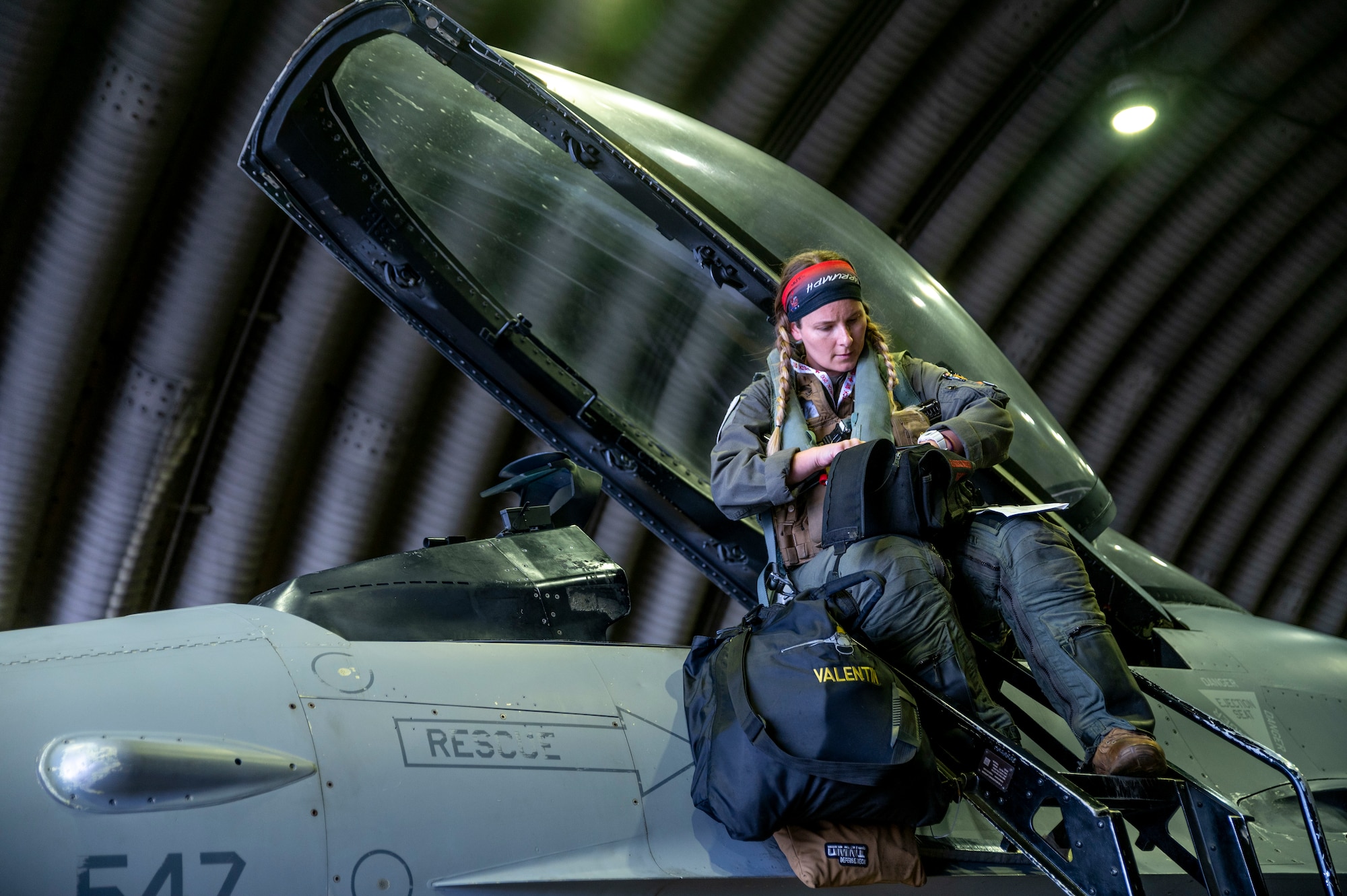 Photo of a U.S. Air Force F-16 Fighting Falcon pilot