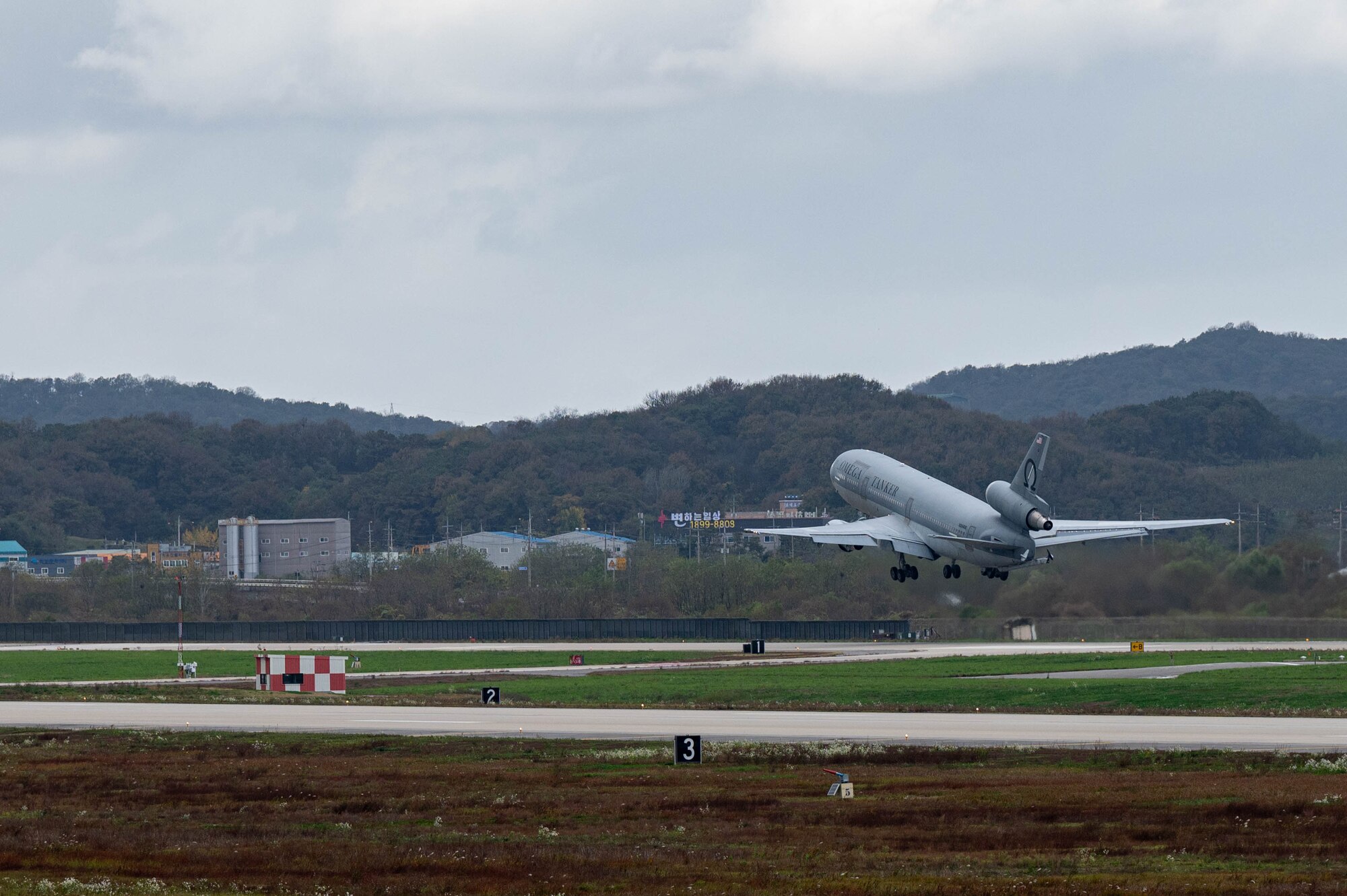 Photo of a commercial KDC-10 Tanker aircraft taking-off