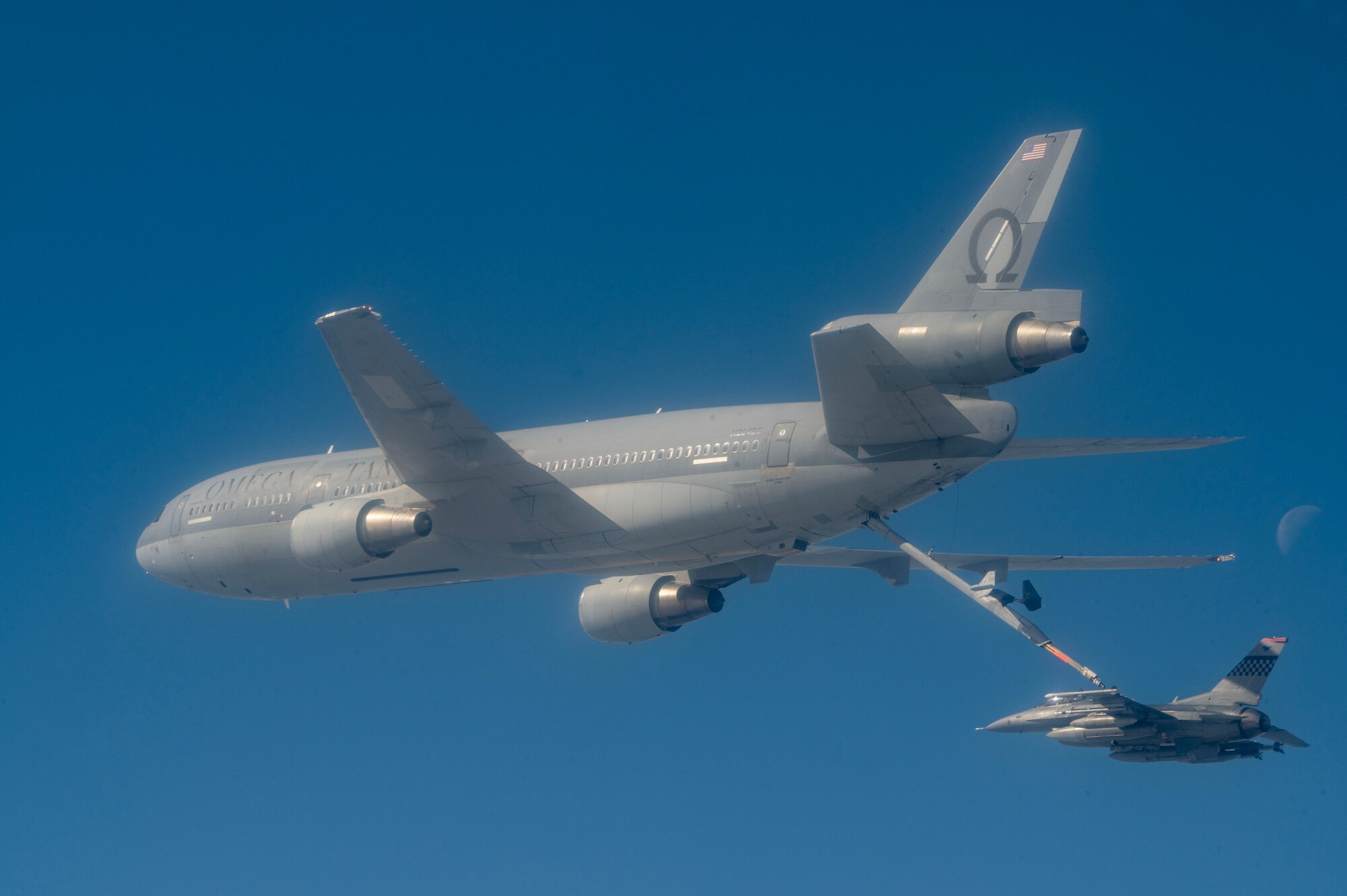 Photo of a commercial KDC-10 refueling U.S. Air Force F-16 Fighting Falcon