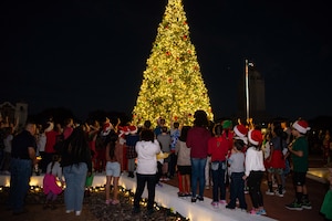 Holiday tree lighting
