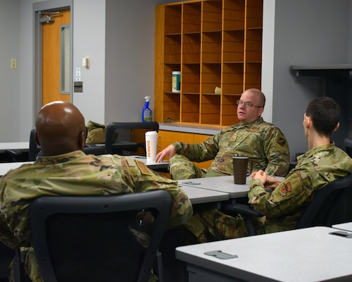 USAFA instructor and AFIT alum Master Sgt. James Earley talk with current AFIT master’s students during a visit on 17 October. The goal of the visit was to educate current AFIT enlisted master’s students about opportunities to teach at the Academy. (U.S. Air Force photo by Katie Scott)