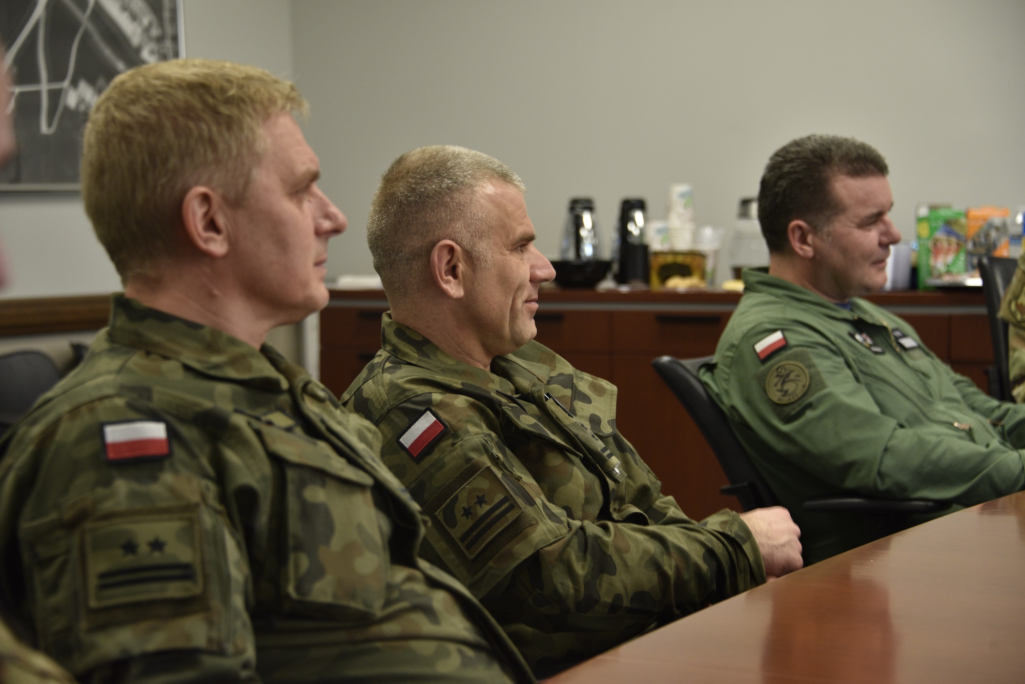 Photo of American and Polish Air Force members discussion.
