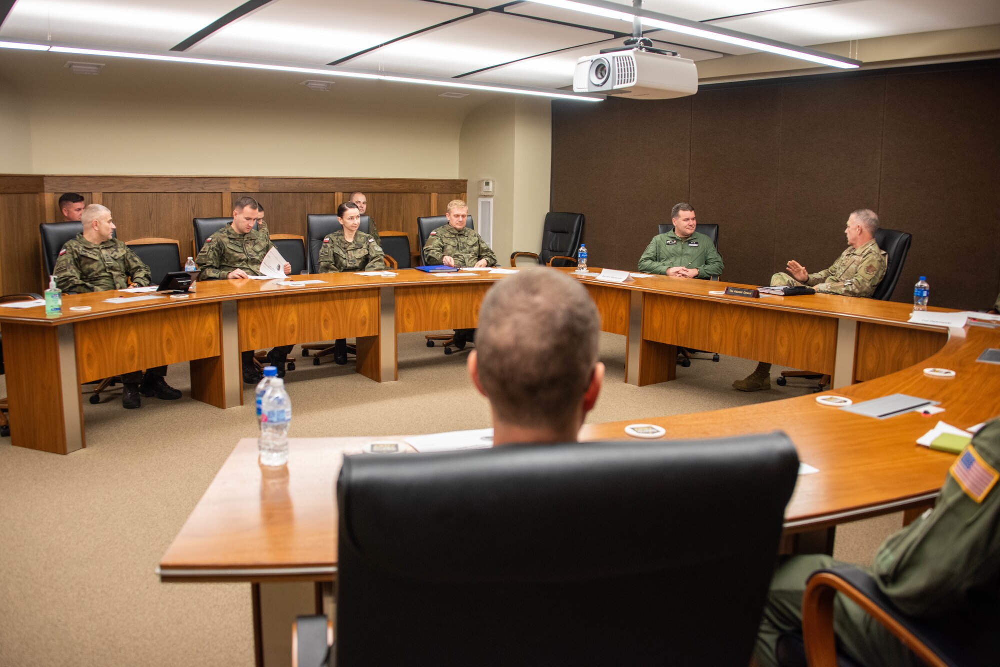 Photo of American and Polish Air Force members discussion.