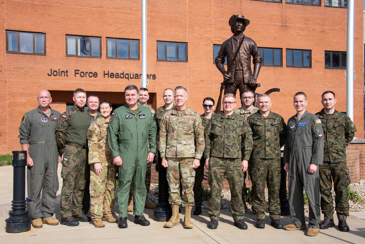 Photo of American and Polish Air Force members discussion.