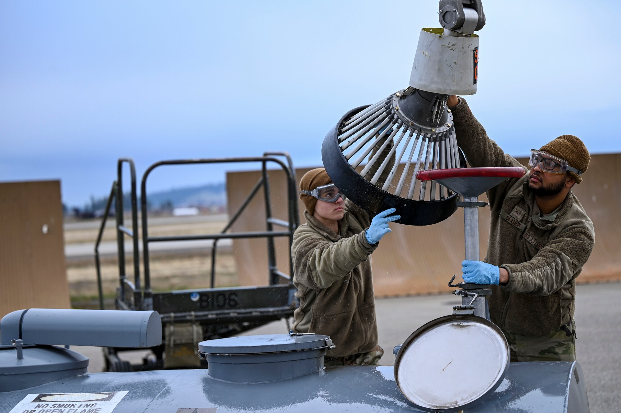 Airmen drains a drouge