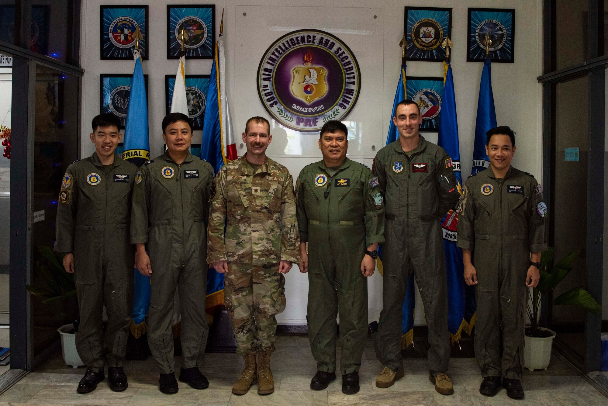 Group photo of US and Philippine Air Force service members during an exchange