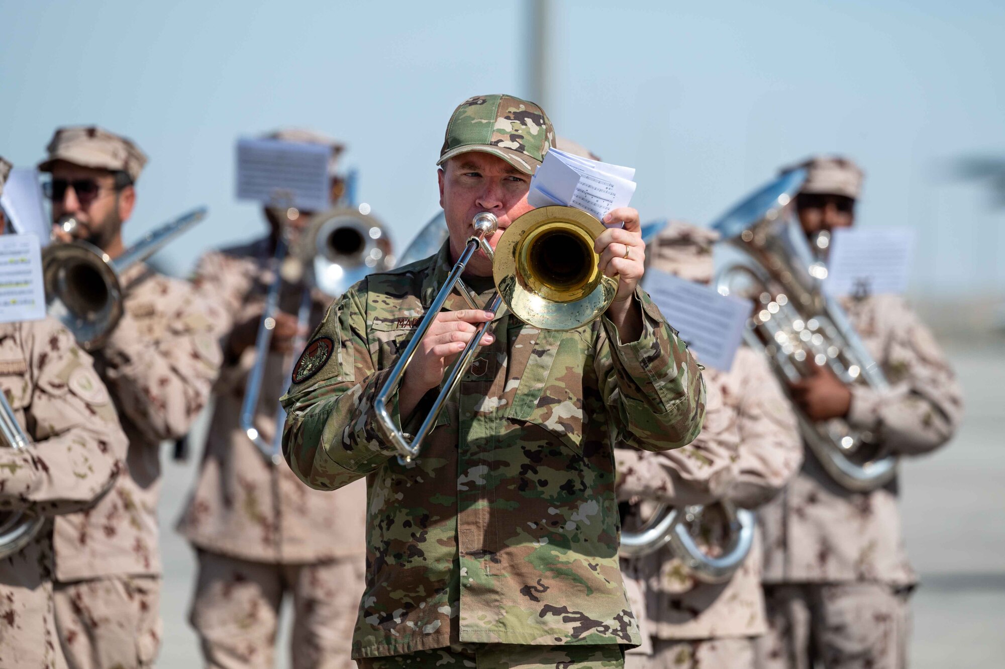 US and UAE band service members practice.