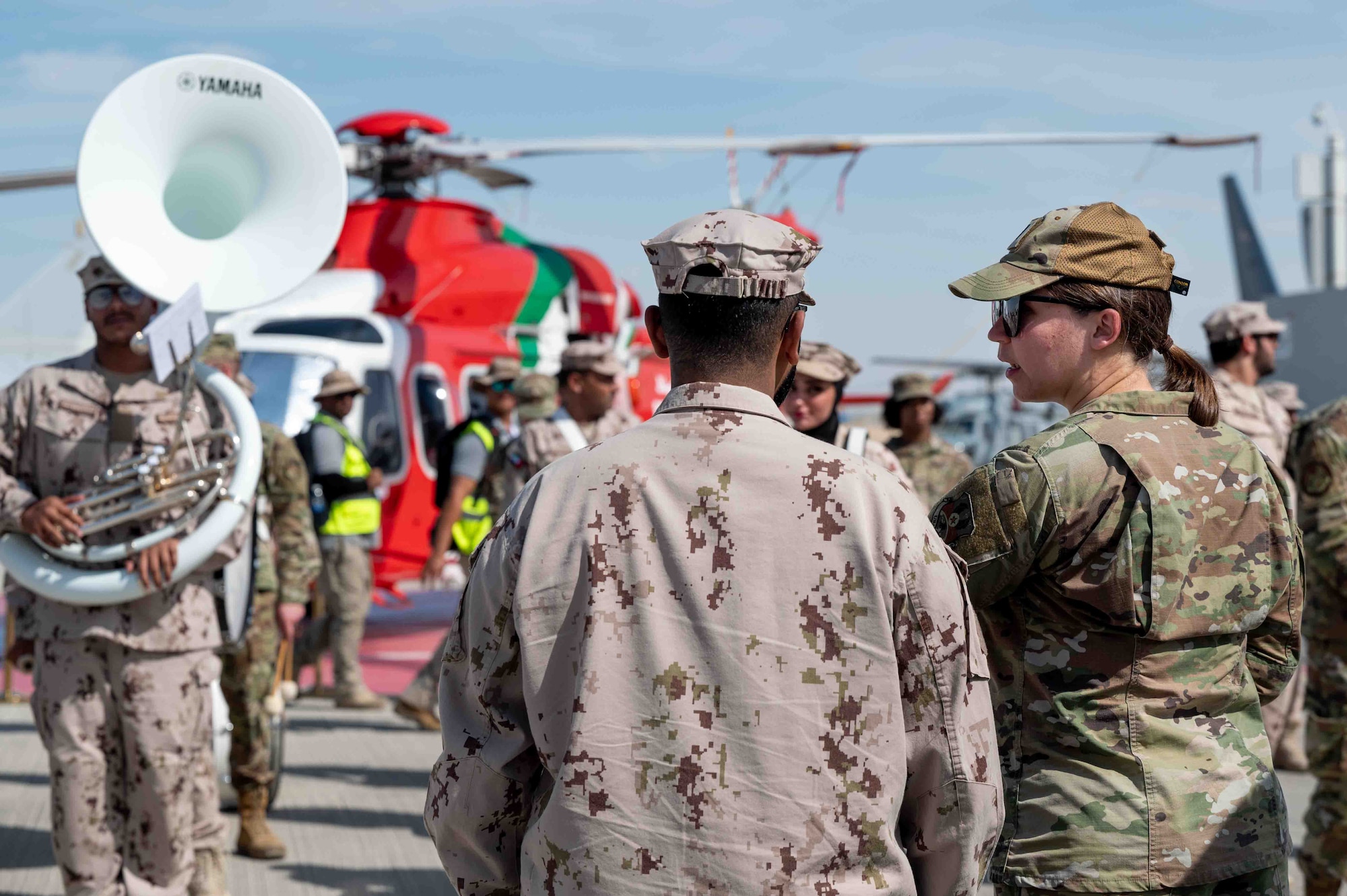 US and UAE band service members practice.