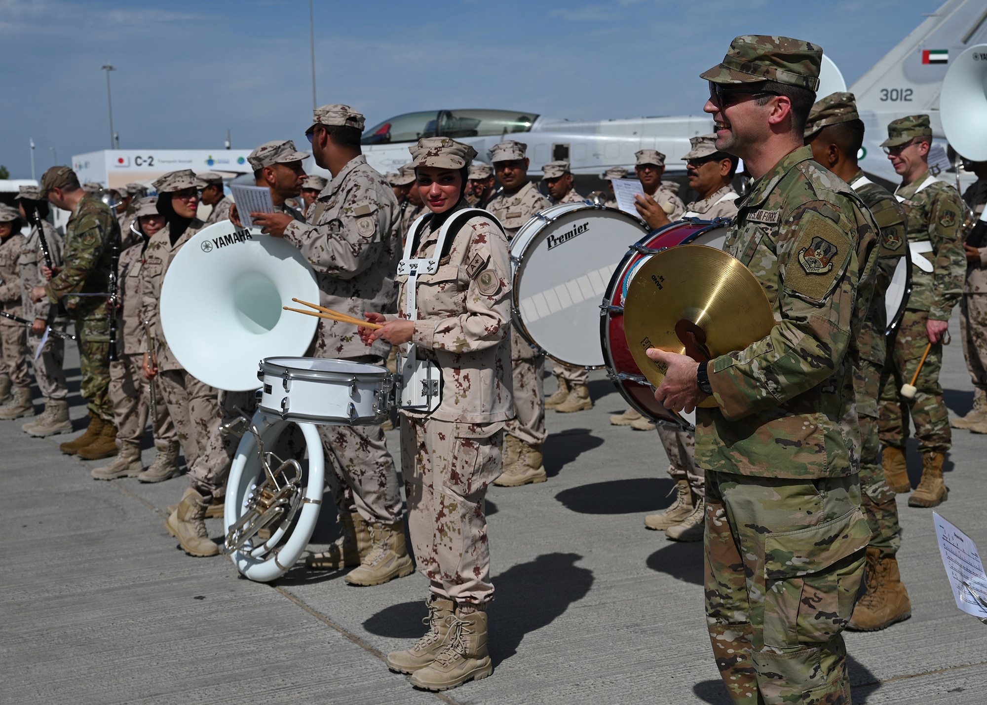 US and UAE band service members practice.