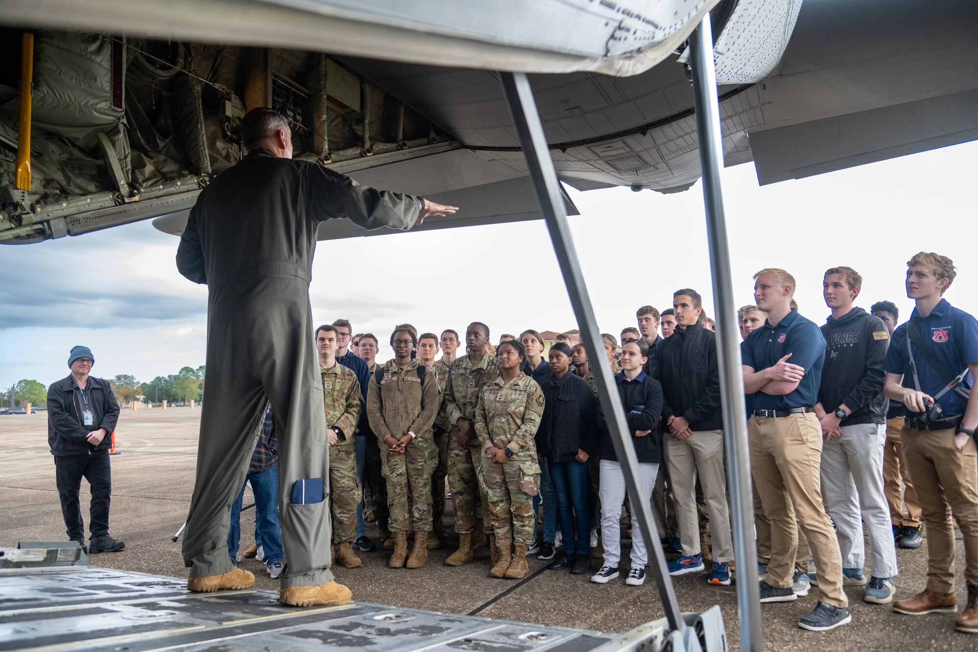 During the event, Minihan served as a mentor for more than 200 ROTC and junior ROTC cadets, sharing his experience in the military and explaining AMC’s mission. (U.S. Air Force photo by Airman 1st Class Zachary Foster)