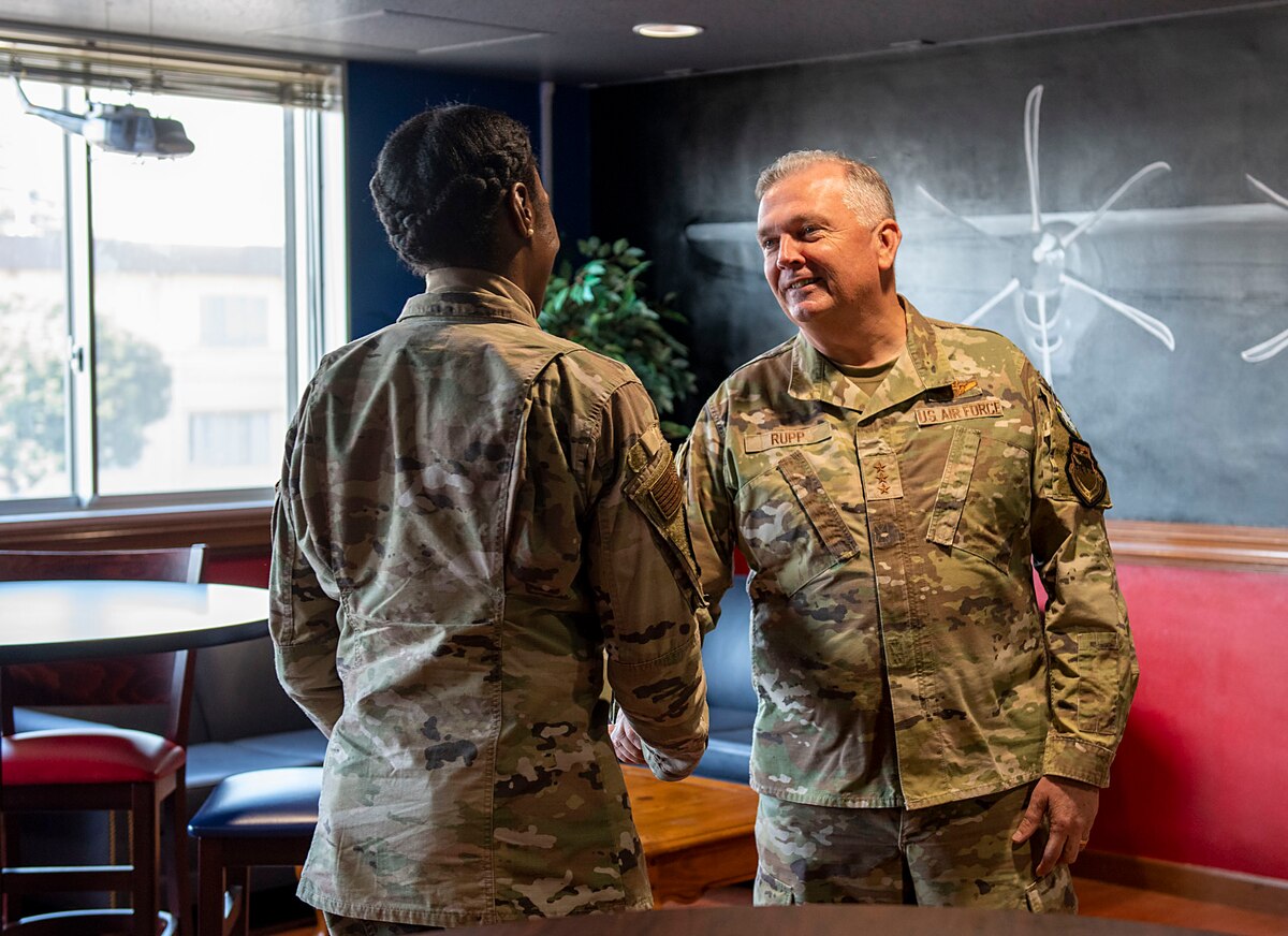 U.S. Air Force General shakes an Airman’s hand