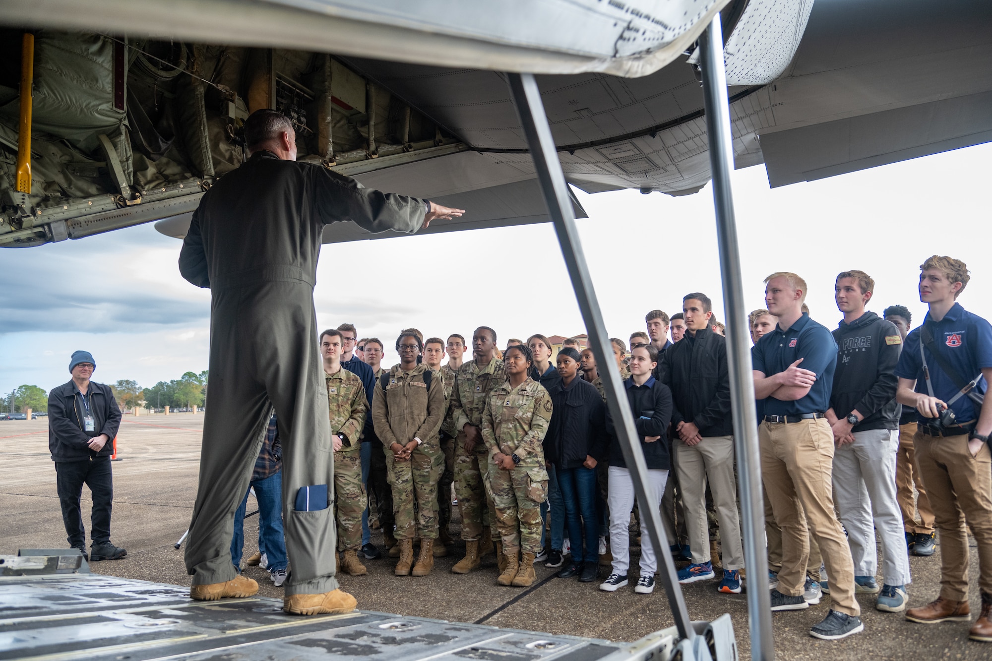 During the event, Minihan served as a mentor for more than 200 ROTC and junior ROTC cadets, sharing his experience in the military and explaining AMC’s mission. (U.S. Air Force photo by Airman 1st Class Zachary Foster)