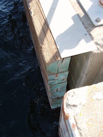 Progress photo of the floating guidewall replacement project for Lower Granite Navigation Lock