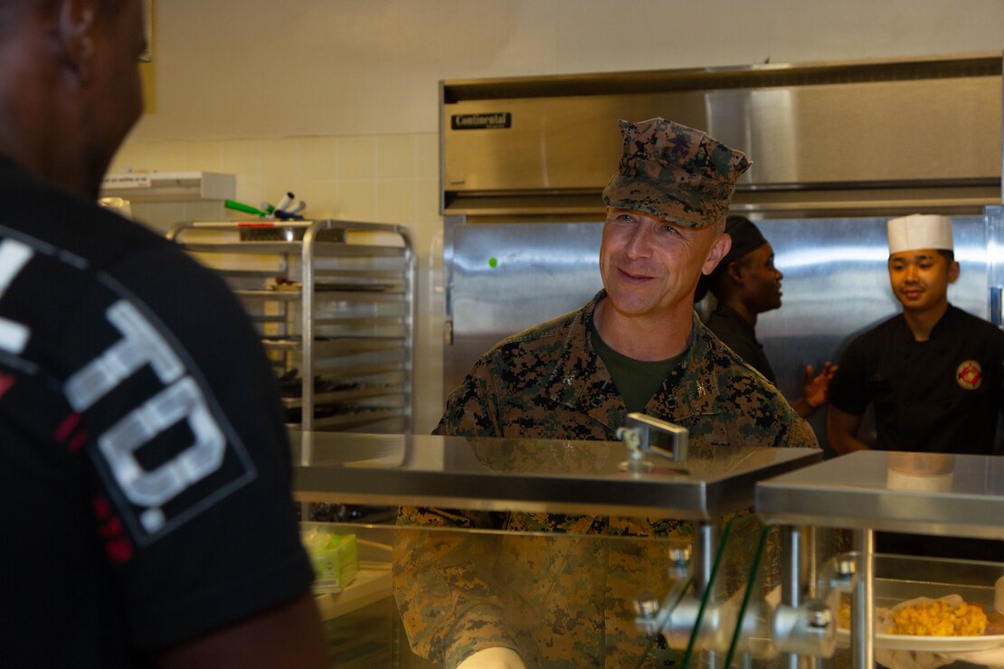 海兵隊キャンプ・フォスターで感謝祭の日の食事を海兵隊太平洋基地司令官スティーブン・リズウスキー少将と同基地司令官デイビッド・バニング大佐が隊員専用食堂でサーブしました。
