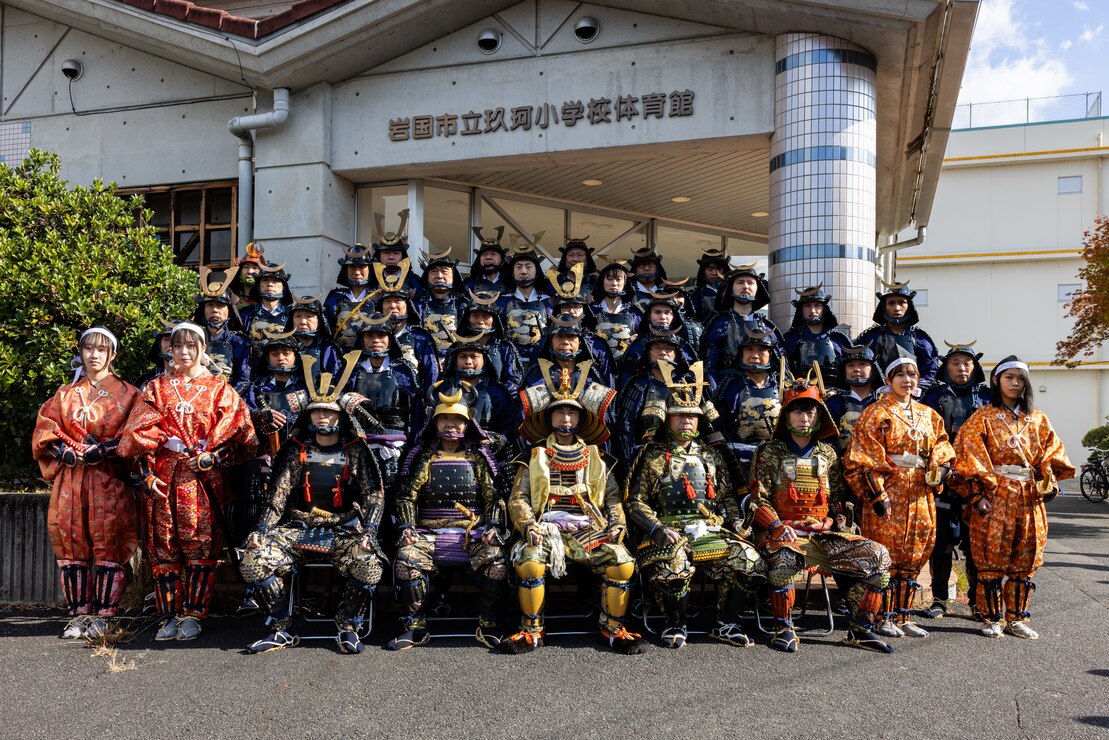 海兵隊岩国航空基地に所属する海軍と海兵隊の隊員たちが伝統ある岩国市玖珂町の「鞍掛城まつり」に参加しました。