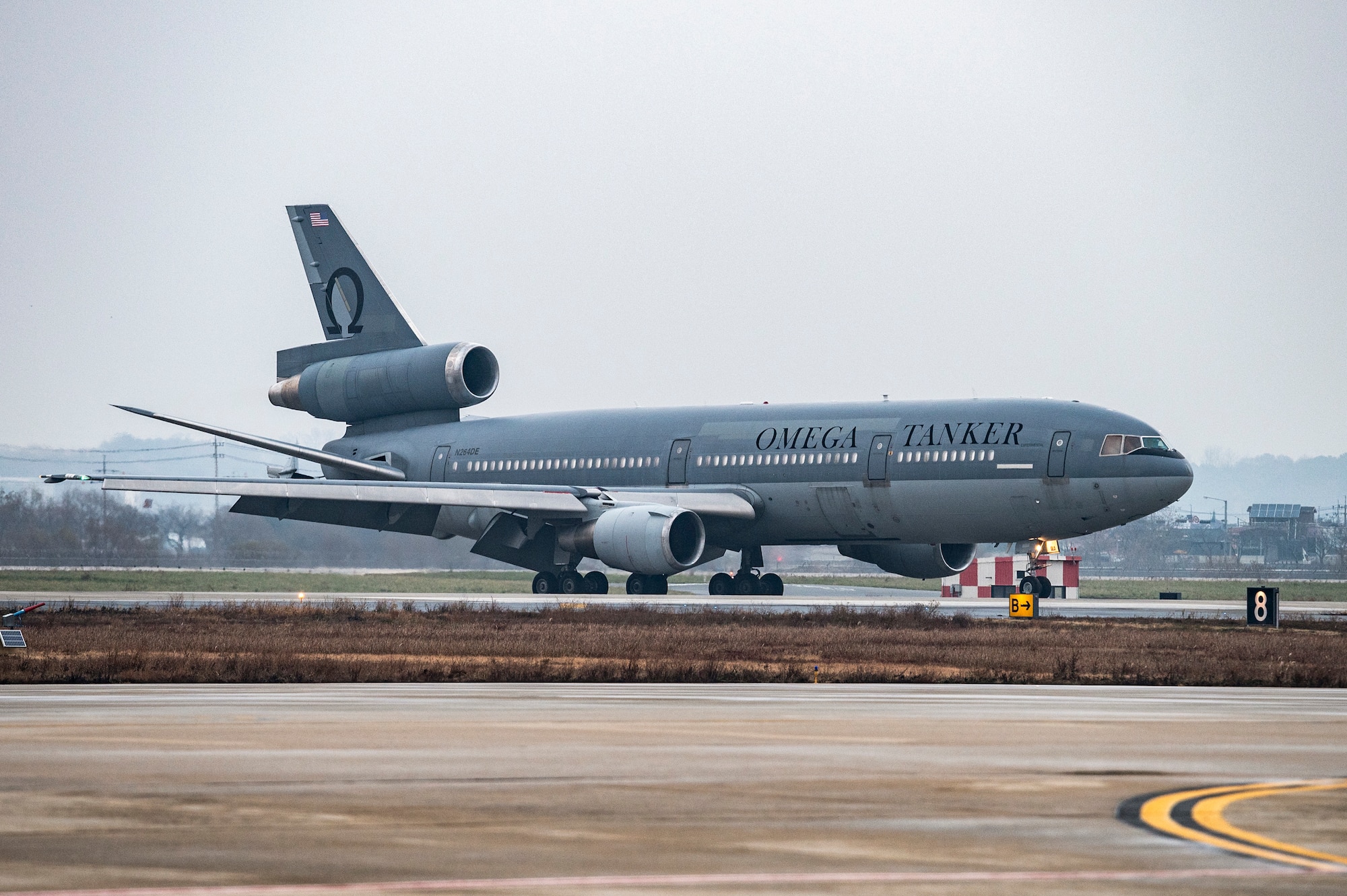 A commercial KDC‐10 tanker aircraft lands at Osan Air Base, Republic of Korea, Nov. 27, 2023.