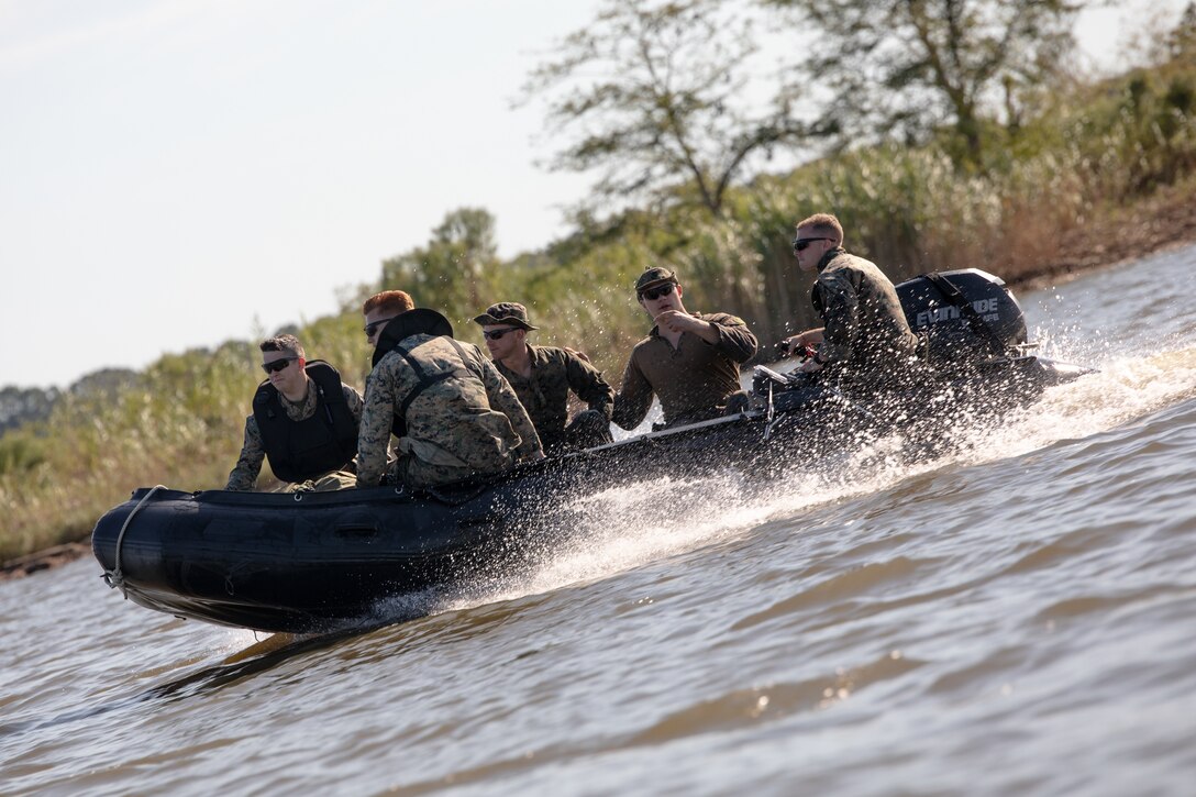 3d Force Reconnaissance Company conducts small boat and combatant diver training