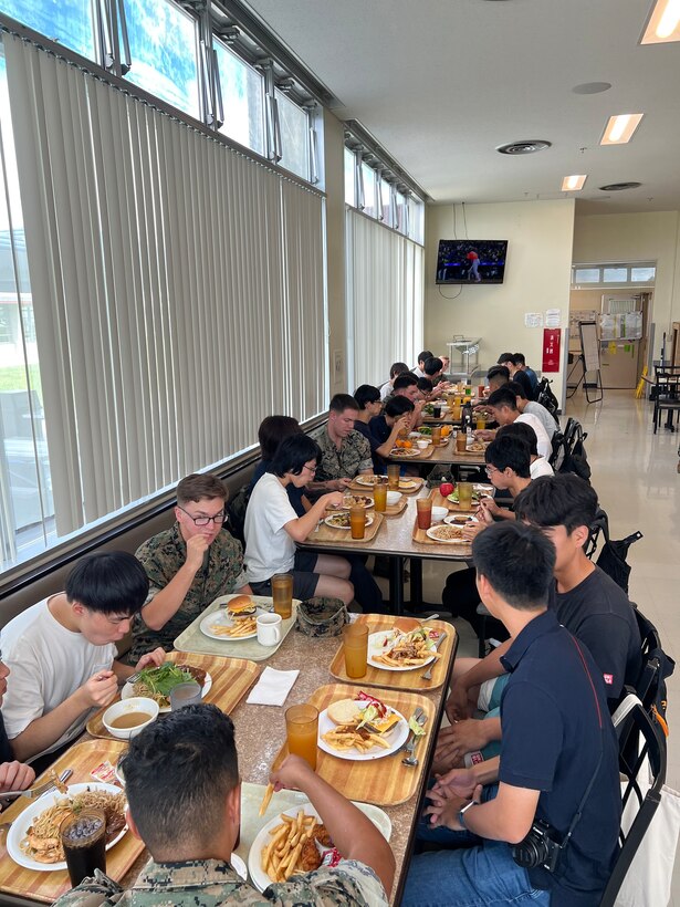 まだまだ残暑が厳しい９月２８日、学習院高等科の二年生の生徒２０名が海兵隊キャンプ・ハンセンを訪問しました。