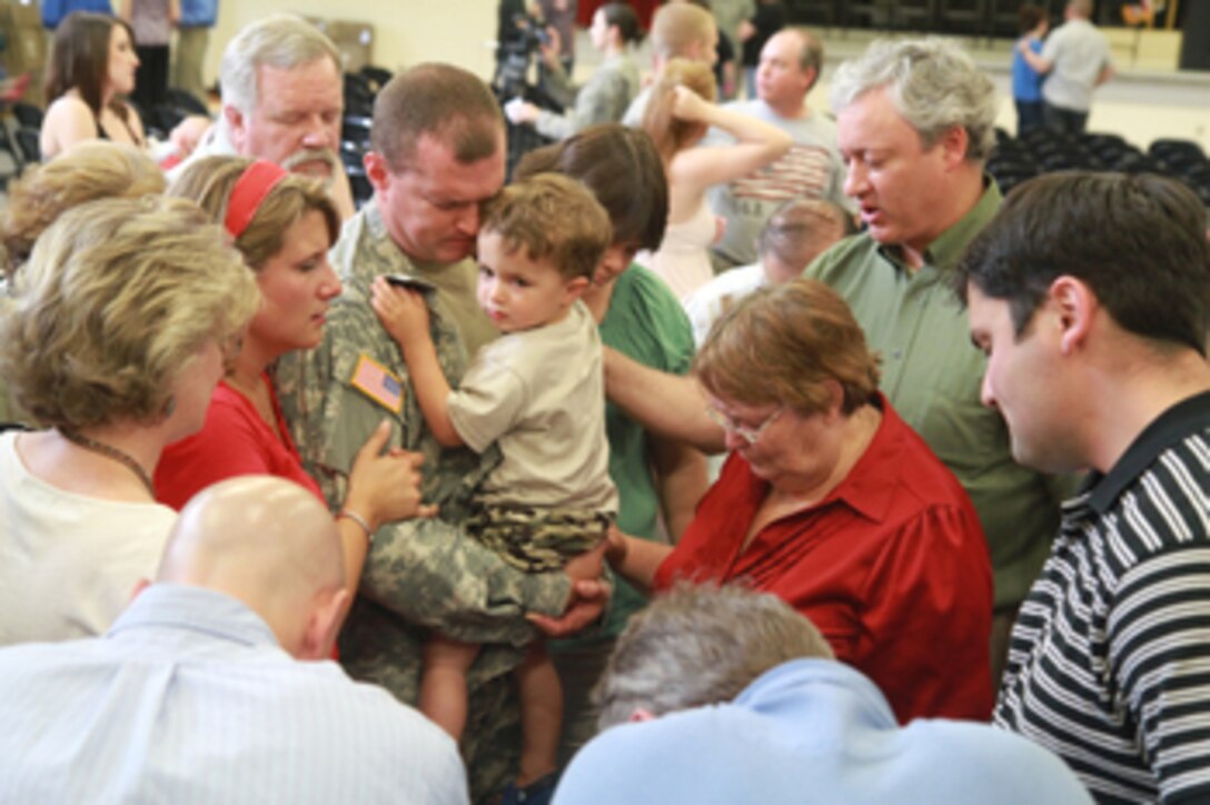 Soldiers from Staunton-based BCT HQs load out to begin federal active duty