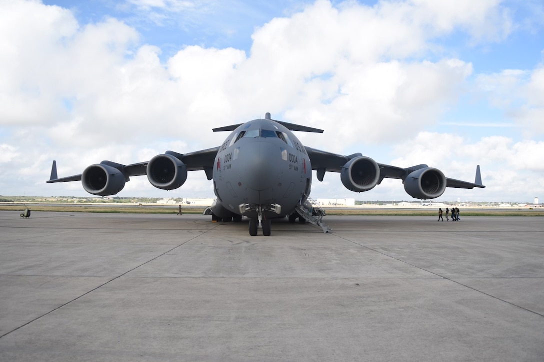 The front view of a C-17.