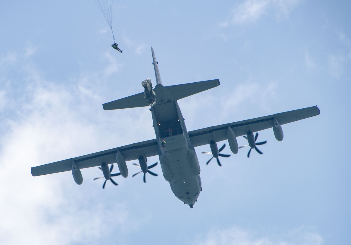 Rescue AFE Airmen become airborne qualified