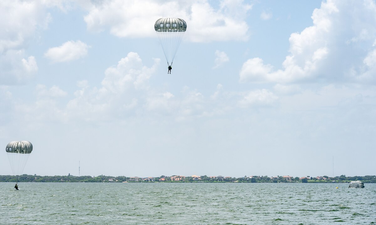 Rescue AFE Airmen become airborne qualified