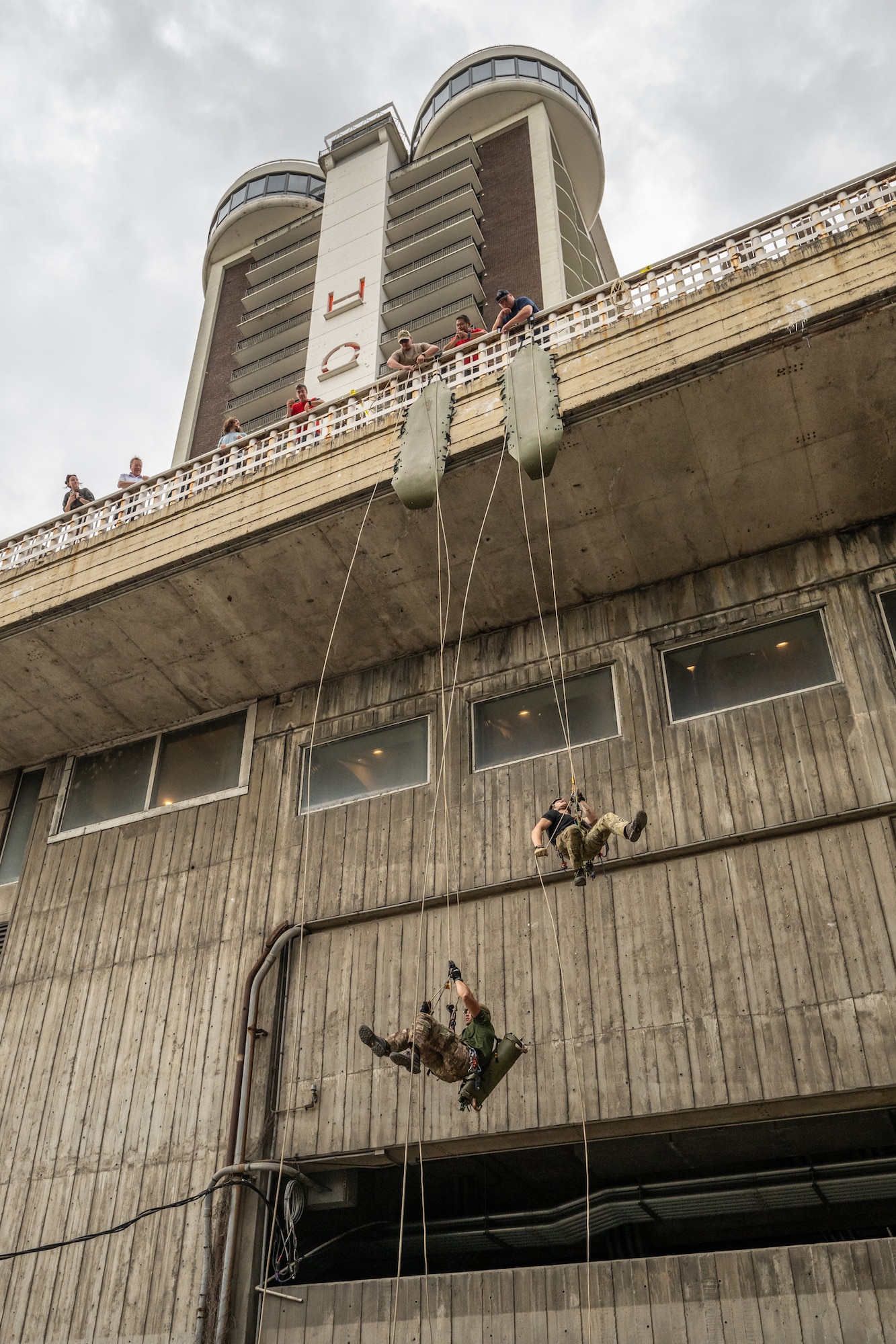 U.S. Air Force pararescuemen execute an urban high-angle ropes scenario to reach a simulated injured service member, render medical care, and lower him to safety during the 2023 PJ Rodeo competition in Louisville, Ky., Sept. 6, 2023. The biennial event, which tests the capabilities of pararescue Airmen across the service, was hosted by the Kentucky Air National Guard’s 123rd Special Tactics Squadron. (U.S. Air National Guard photo by Dale Greer)