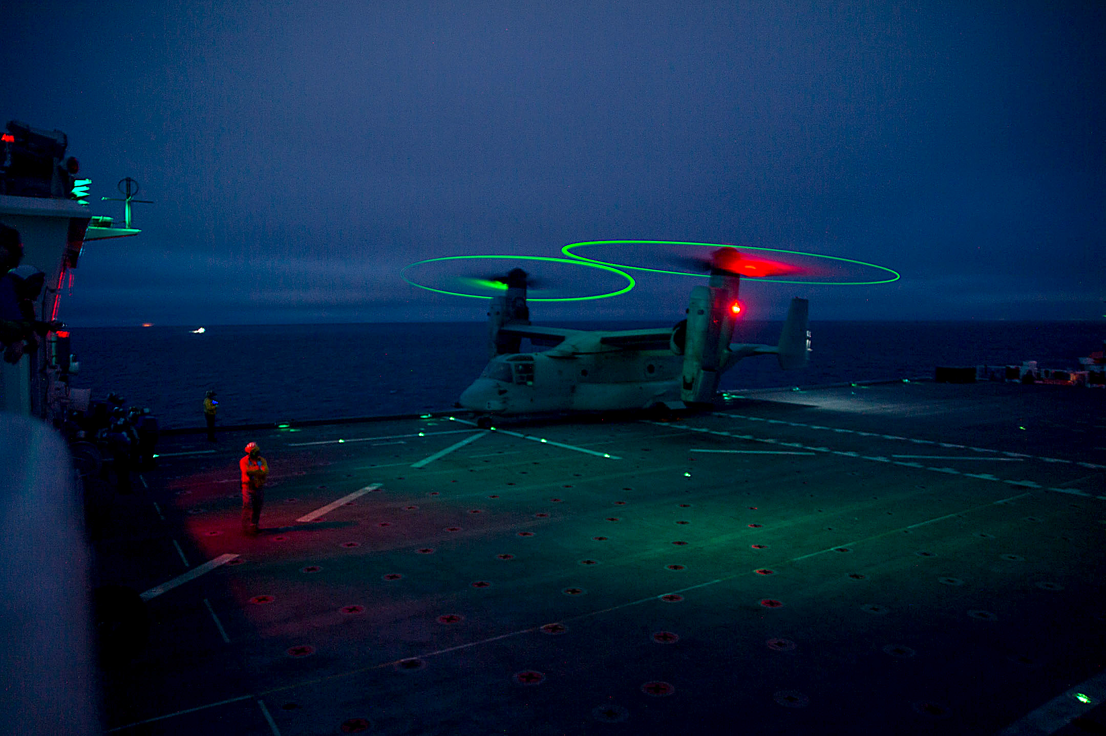 USNS Mercy (T-AH 19) training exercise in the Pacific Ocean.