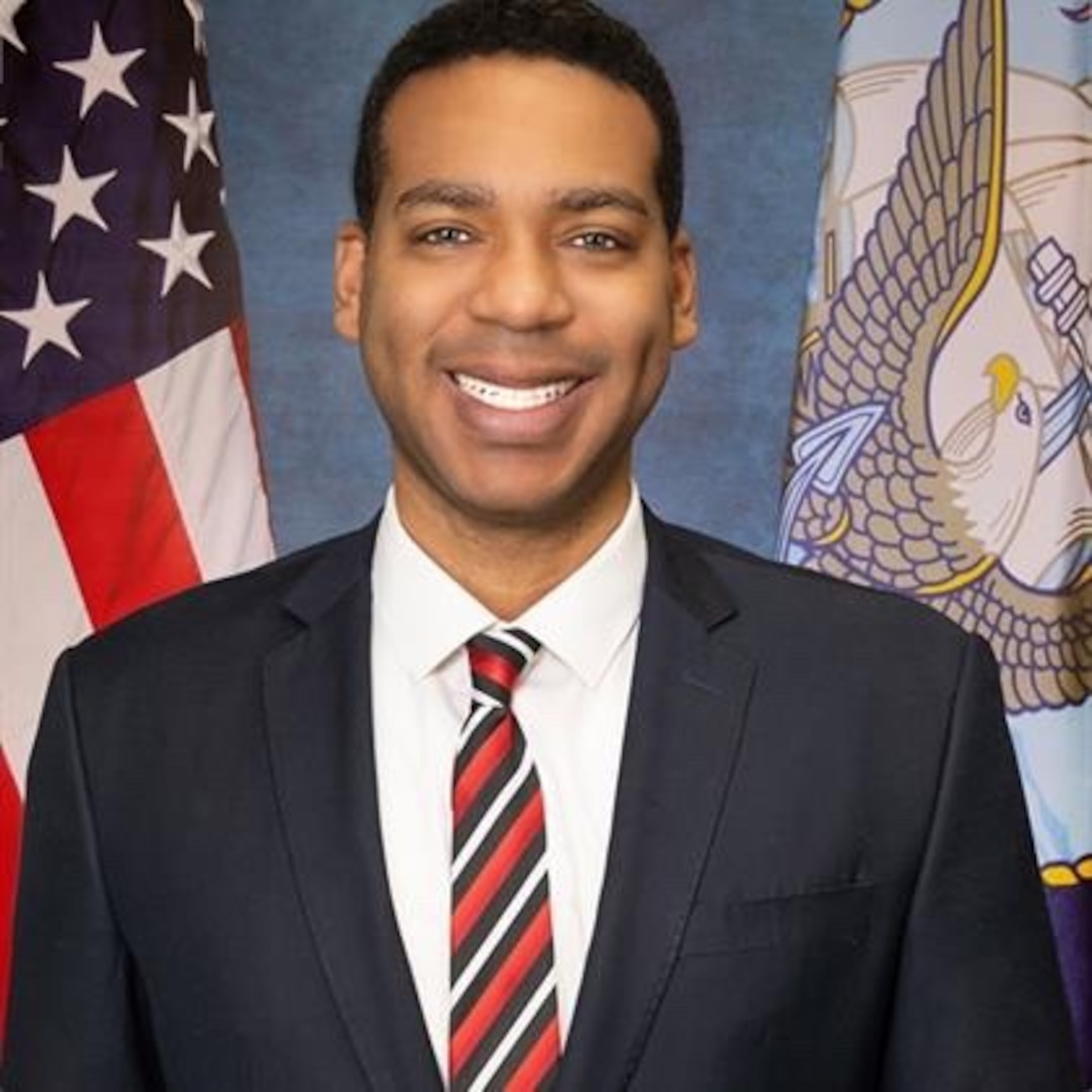 Official U.S. Navy portrait of a man.