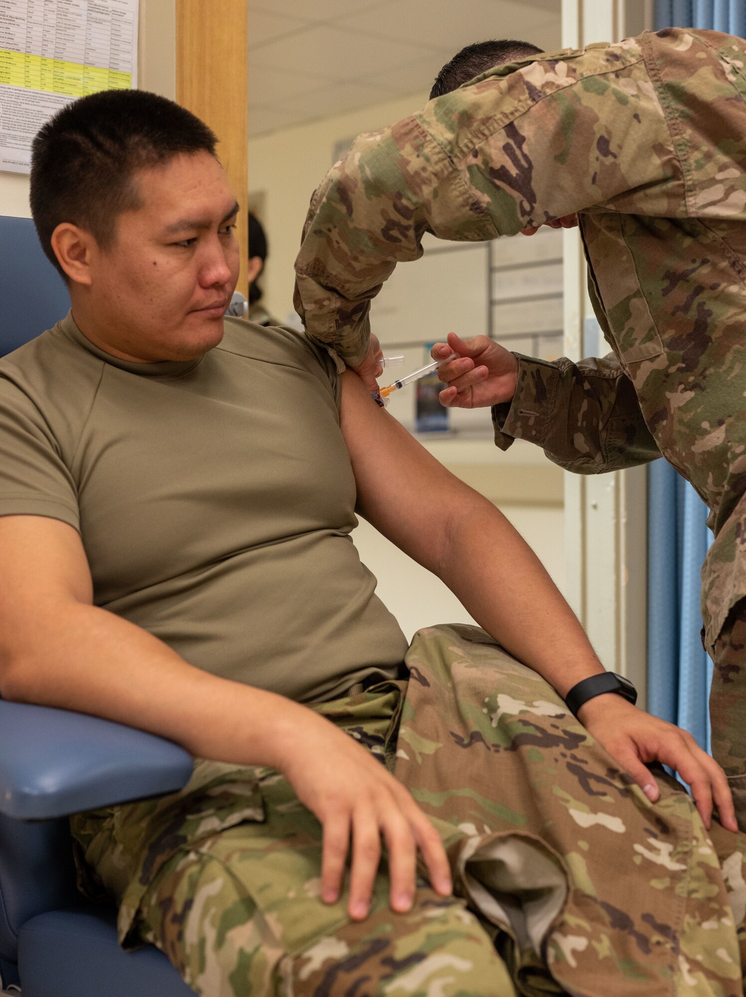 920th Aeromedical Staging Squadron administers flu shots