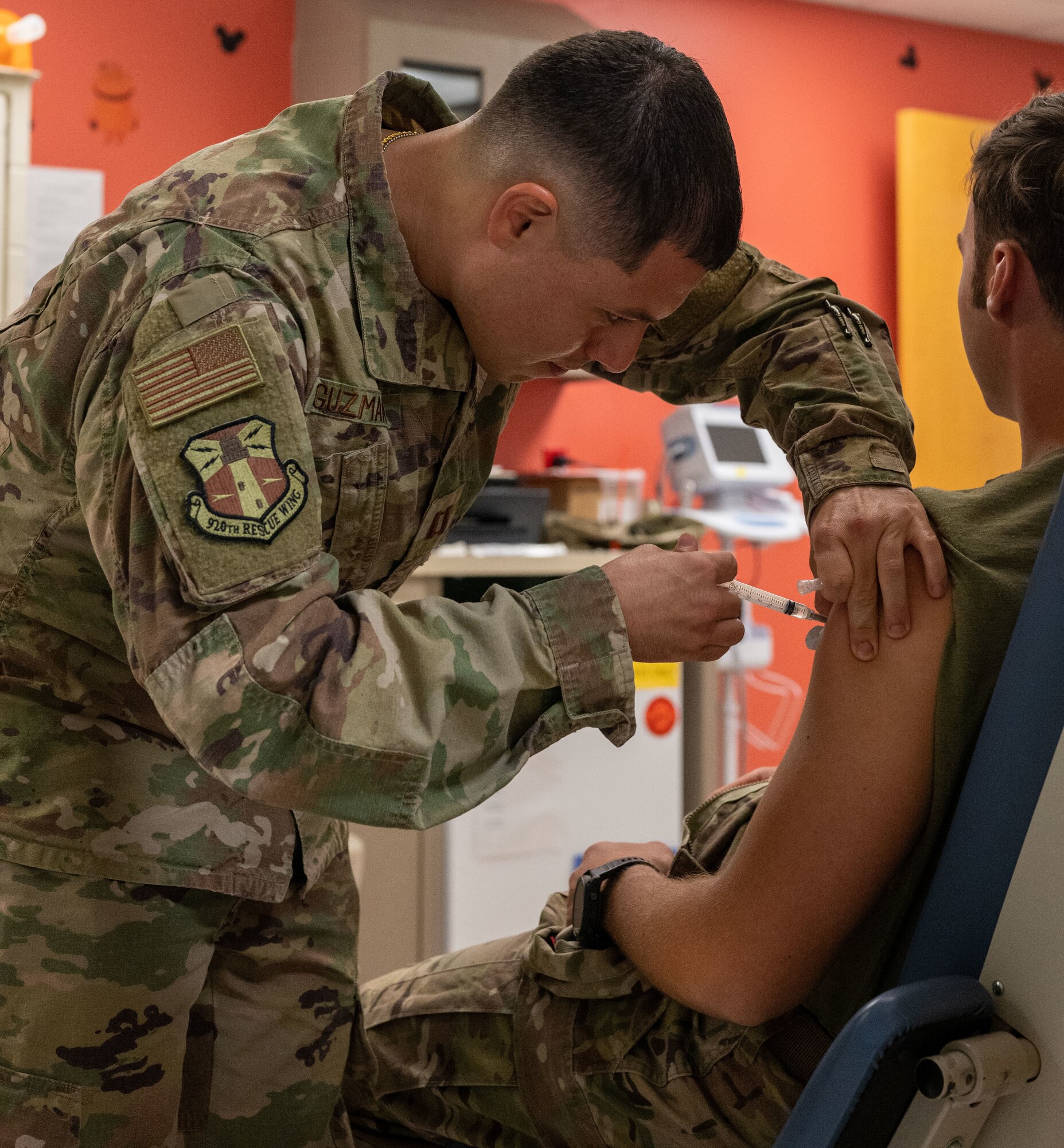 920th Aeromedical Staging Squadron administers flu shots