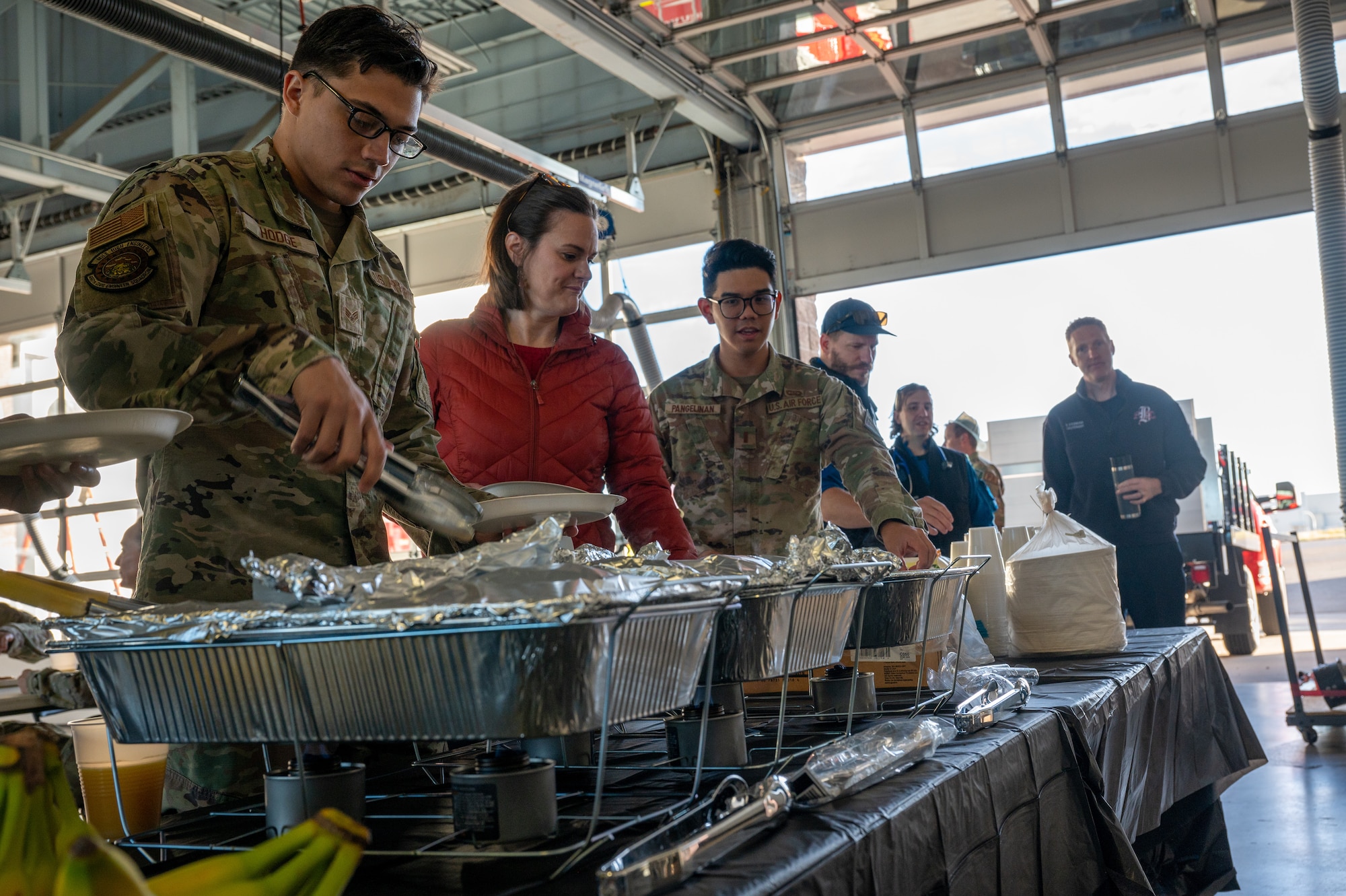 servicemembers and attendees in line for food.