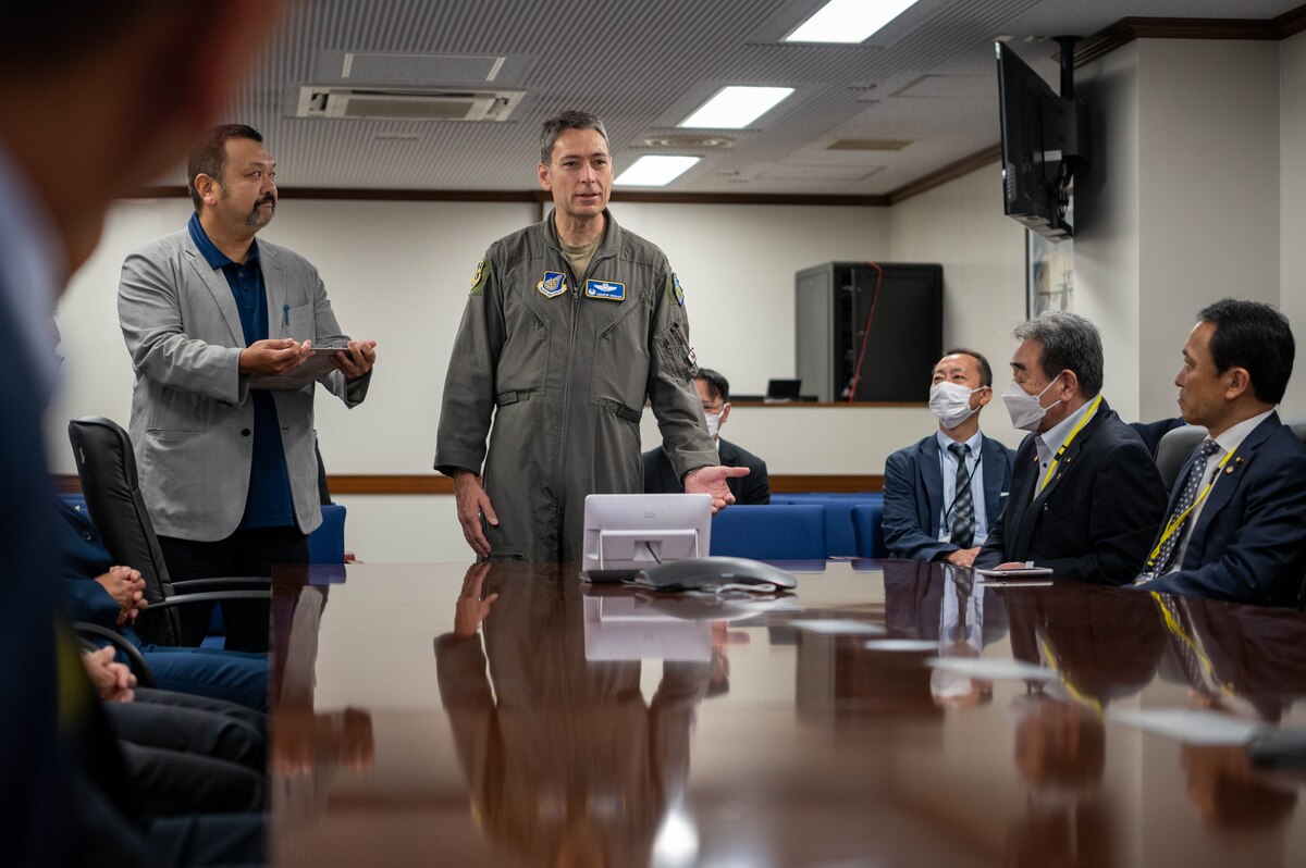 374th Airlift Wing Commander welcomes local members to a mission brief