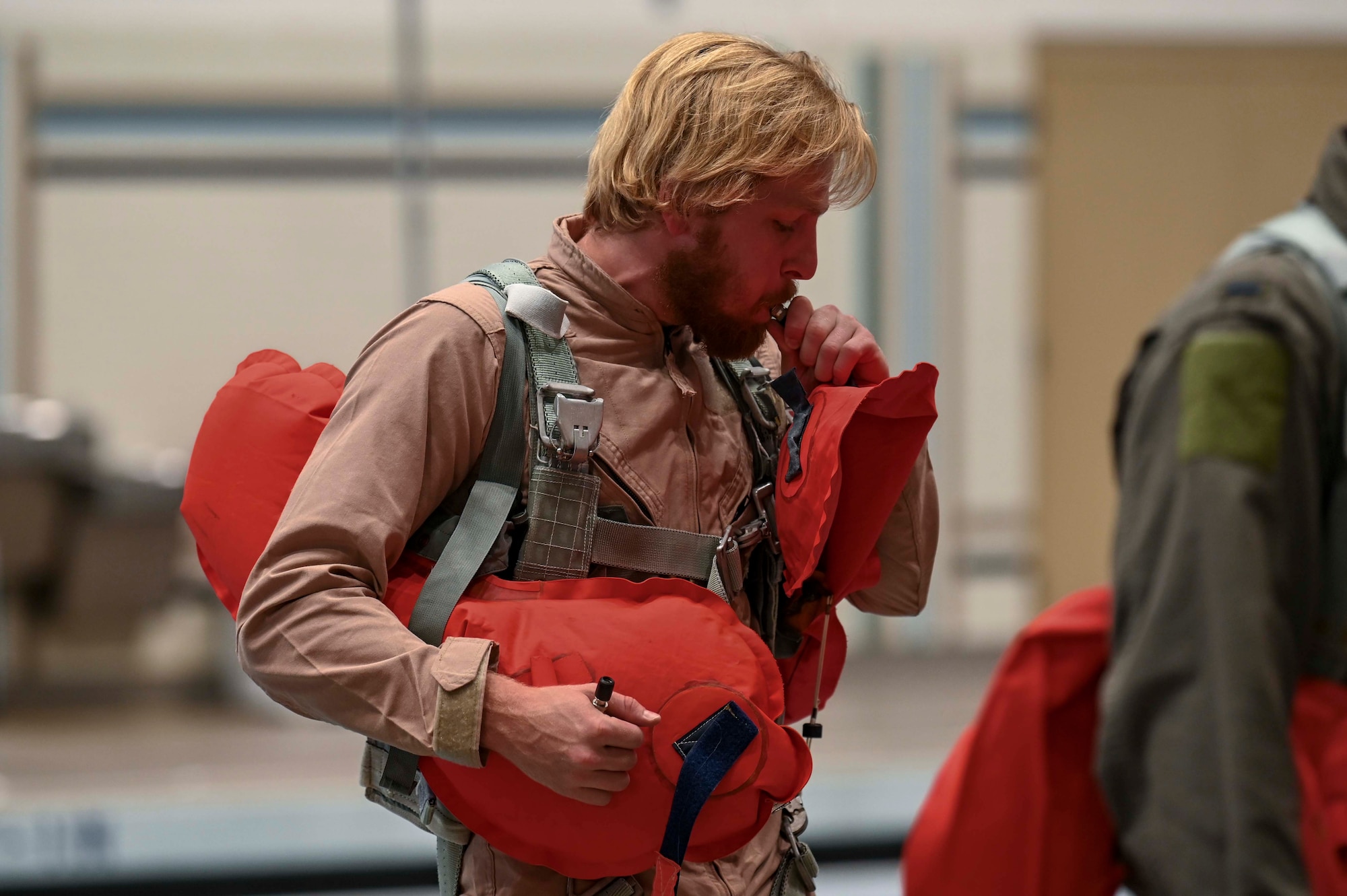 Team USA swimmer inflates lifejacket