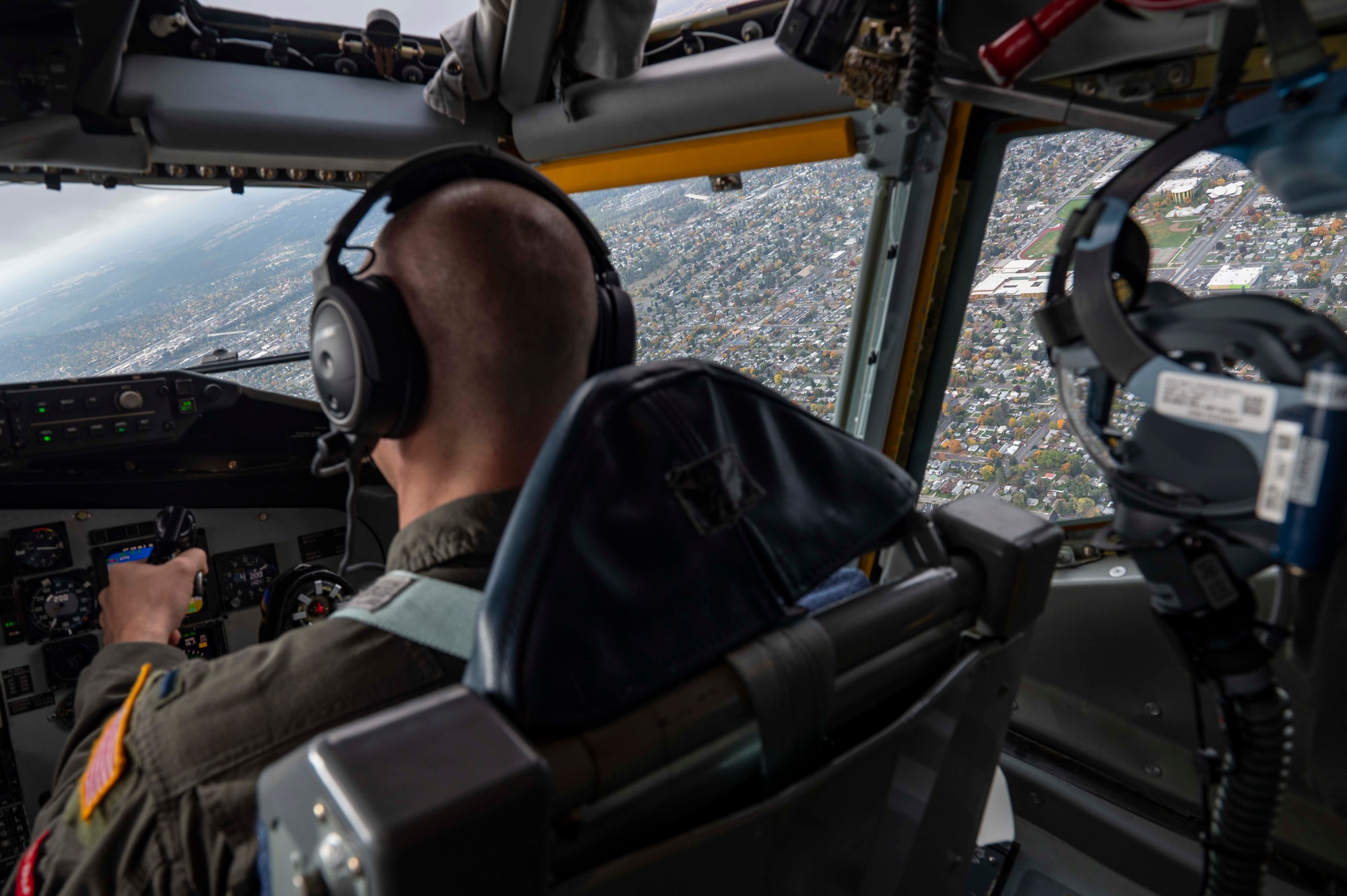 A pilot flying a KC-135